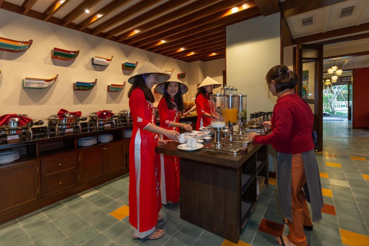 会安舒适精致精品酒店 外观 照片 Vietnamese women wearing the áo dài