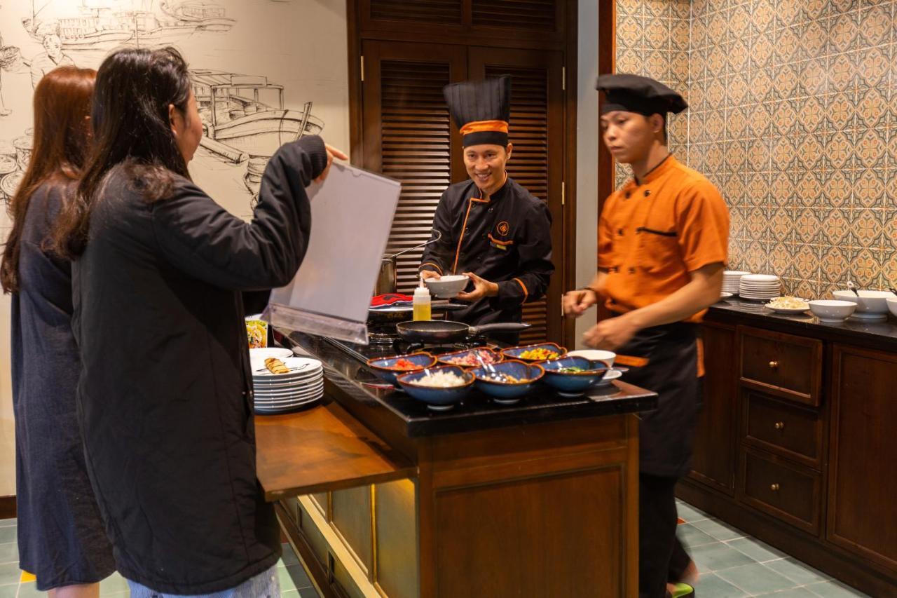 会安舒适精致精品酒店 外观 照片 A Thai chef at work